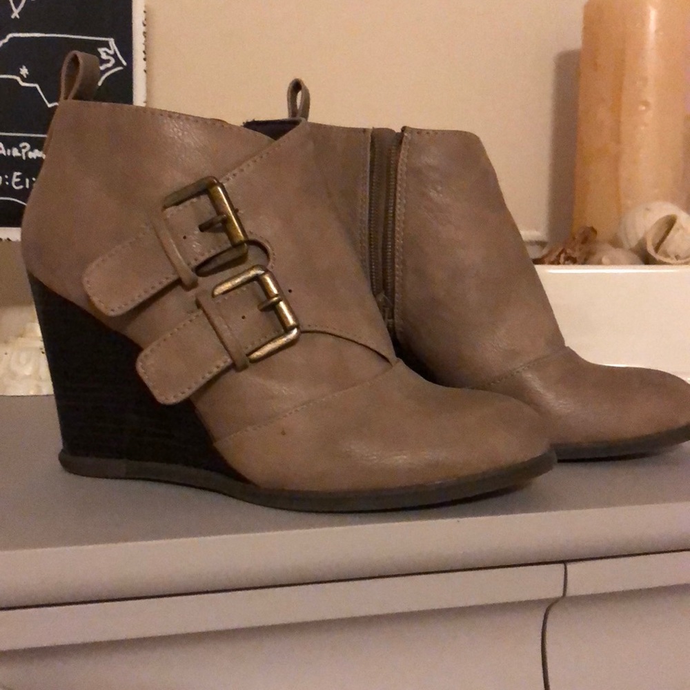 Taupe wedge heel bootie